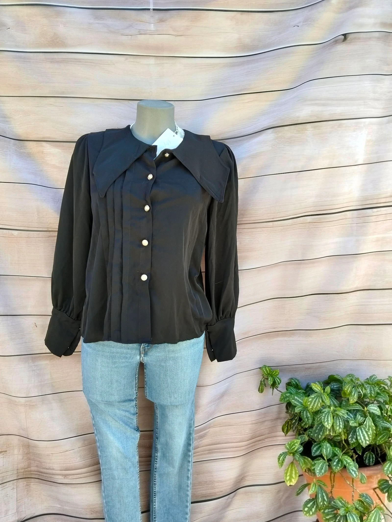 Camisa negra botones joya